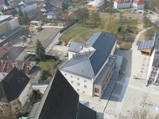 Blick vom Kirchturm auf die beruhigte Dachlandschaft nach dem Umbau mit PV-Anlage @ Klaus Dopler
