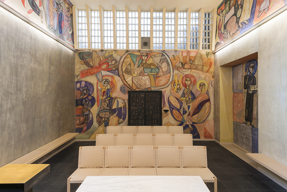 Neue Bestuhlung und Wandbänke, Blick nach Westen © Renate Schrattenecker-Fischer